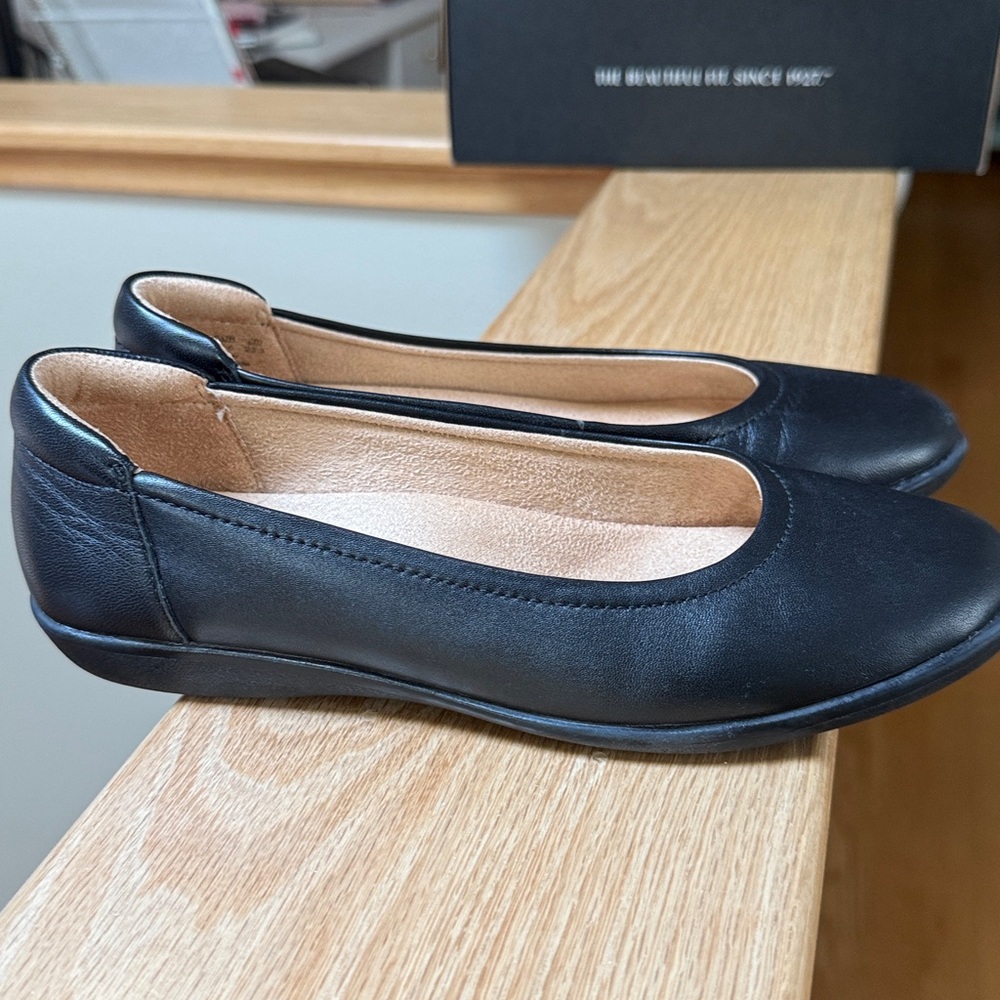 Naturalized Flexy Black Women's Flats -Size 6.5 M - Picture 3 of 8